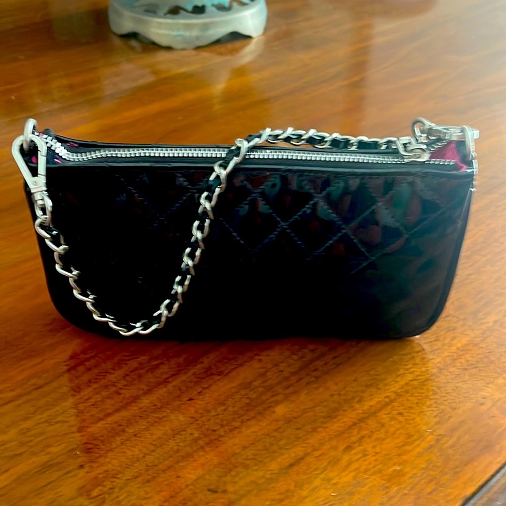 Small patent leather purse great for a dinner bag.